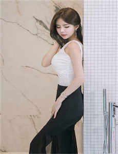 《几男含着她两个硕大的乳-时尚王剧照》